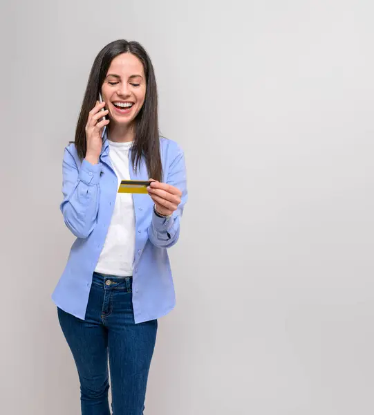 Sorrindo Jovem Empresária Segurando Cartão Crédito Falando Por Telefone Inteligente — Fotografia de Stock