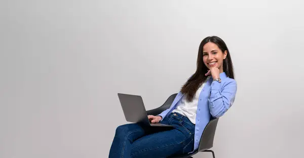 Retrato Sorridente Confiante Profissional Feminino Com Laptop Sentado Cadeira Sobre — Fotografia de Stock