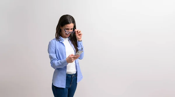 Empresária Olhando Para Fora Através Óculos Mensagem Leitura Sobre Telefone — Fotografia de Stock