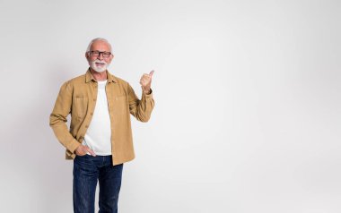 Gülümseyen kıdemli işadamının portresi beyaz arka planda pazarlama için fotokopi alanını hedefliyor