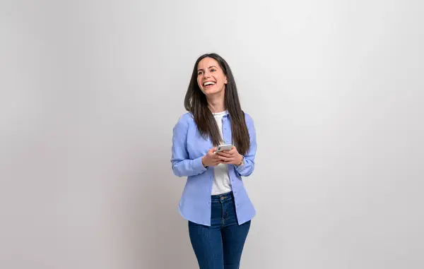 Glimlachende Jonge Zakenvrouw Sms Smartphone Weg Kijken Geïsoleerde Witte Achtergrond — Stockfoto