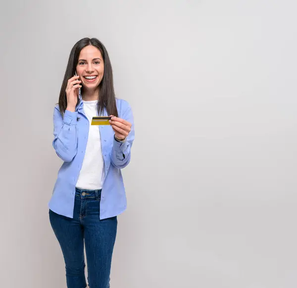 Retrato Mulher Negócios Sorridente Com Cartão Crédito Encomendar Mais Telefone — Fotografia de Stock