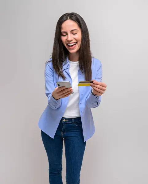 Empreendedora Feliz Fazendo Compras Line Com Telefone Inteligente Cartão Crédito — Fotografia de Stock