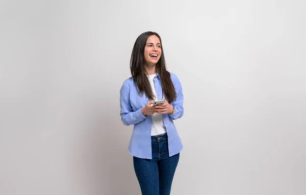 Empreendedora Feminina Com Telefone Celular Sorrindo Olhando Para Longe Enquanto — Fotografia de Stock