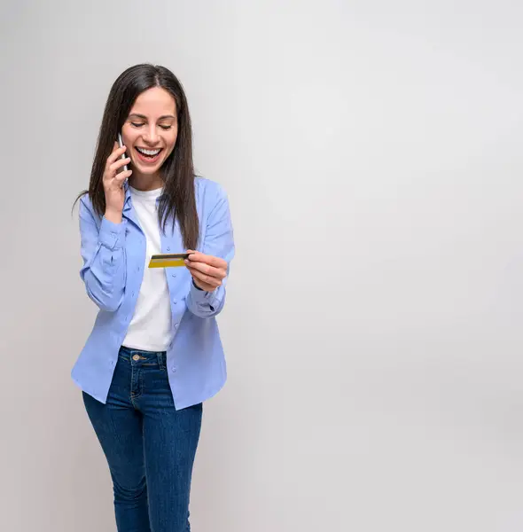 Vrouwelijke Klant Met Credit Card Glimlachen Praten Smart Phone Geïsoleerde — Stockfoto