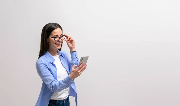 Sorrindo Empresária Confiante Segurando Óculos Verificando Telefone Inteligente Fundo Branco — Fotografia de Stock
