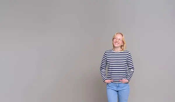 Glimlachende Jonge Zakenvrouw Met Handen Zakken Kijken Weg Overwegen Witte — Stockfoto