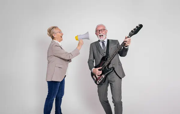 Empresária Sênior Cantando Através Megafone Empresário Tocando Guitarra Fundo Branco — Fotografia de Stock