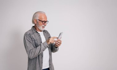 Sosyal medyayı beyaz arka planda kullanan kendinden emin kıdemli serbest çalışanın portresi