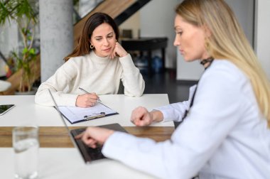 Bilgisayarında elektronik röntgene bakan hasta muayenede doktor tarafından açıklandı.