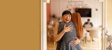 Pozitif kadın profesyonel iş arkadaşını kucaklama ve onu ofisinde hoş karşılama desteği ve teşvikle