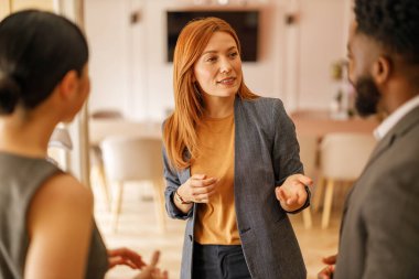 Güvenilir yönetici mali stratejileri tartışıyor ve iş arkadaşlarıyla iş büyümesi için planlama yapıyor