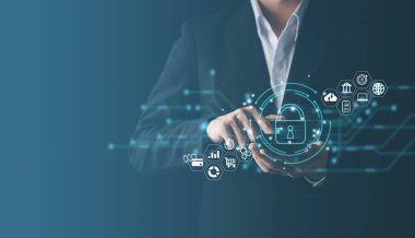 Dijital programların güvenlik taramasına dokunan adam. Biyometrik tanımlama tarayıcısının fütüristik dijital işlemcisiyle Kişisel veritabanının izlenmesi.