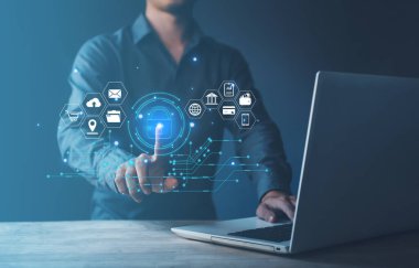 Adam dizüstü bilgisayarla dijital programların güvenlik taramasına dokunuyor. Biyometrik tanımlama tarayıcısının fütüristik dijital işlemcisiyle Kişisel veritabanının izlenmesi.