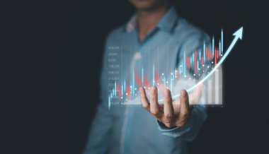 İşadamı, hisse senedi şeması ya da kripto para şeması hologramına elle dokundu. İstatistik grafiği ve grafiği büyüyor. Başarı iş konsepti.