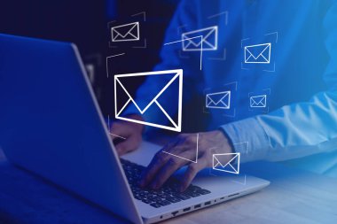 İş adamının elleri e-posta simgesi ile dizüstü bilgisayar (dizüstü) yazacak ve e-posta veya bülten gönderecek. Elektronik posta pazarlama ve çevrimiçi çalışan internet ağı kavramı.
