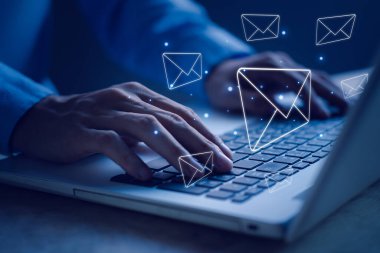İş adamının elleri e-posta simgesi ile dizüstü bilgisayar (dizüstü) yazacak ve e-posta veya bülten gönderecek. Elektronik posta pazarlama ve çevrimiçi çalışan internet ağı kavramı.