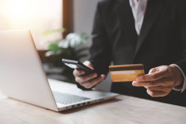 Akıllı telefon ve kredi kartı teknolojisiyle cep telefonu uygulaması ile mobil ödeme. İş adamı online alışveriş yapıyor ve para ödüyor. Fütürist Dijital para transferi, e-ticaret bankacılık kavramı.