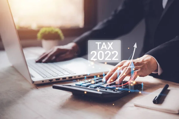 Imposto 2022 Renda Individual Pago Conceito Corporações Empresário Usando Uma — Fotografia de Stock
