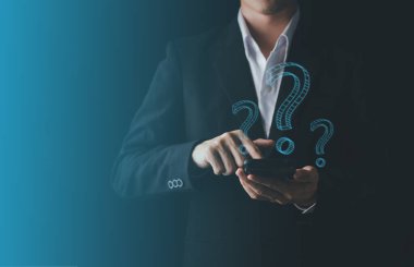 Soru işareti sembolü ve iş adamı eli akıllı telefon. Düşünme Konsepti.