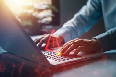 Bilgisayarda sistem hacklenmiş uyarı uyarısı (dizüstü). Bilgisayar ağına, virüse, casus yazılıma, kötü amaçlı yazılıma siber saldırı. Siber güvenlik ve siber suç. Uygunsuz bilgi interneti.