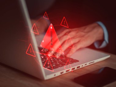 Bilgisayarda sistem hacklenmiş uyarı uyarısı (dizüstü). Bilgisayar ağına, virüse, casus yazılıma, kötü amaçlı yazılıma siber saldırı. Siber güvenlik ve siber suç. Uygunsuz bilgi interneti.