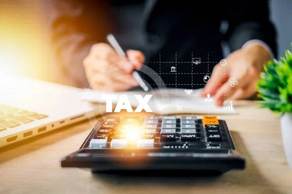 Betald Inkomstskatt Dividend Ränta Och Företag Affärsman Beräkning Med Miniräknare — Stockfoto