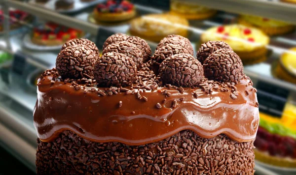 Schokoladenkuchen Mit Bonbon Und Schokoladenstreusel — Stockfoto