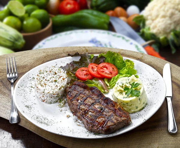 Steak Pečeného Hovězího Zeleninou Rýží — Stock fotografie