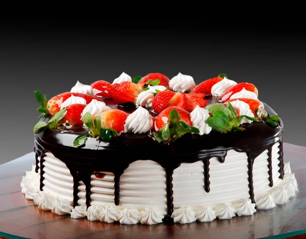 ホワイトチョコレートアイシング ホイップクリーム ストロベリーケーキ — ストック写真