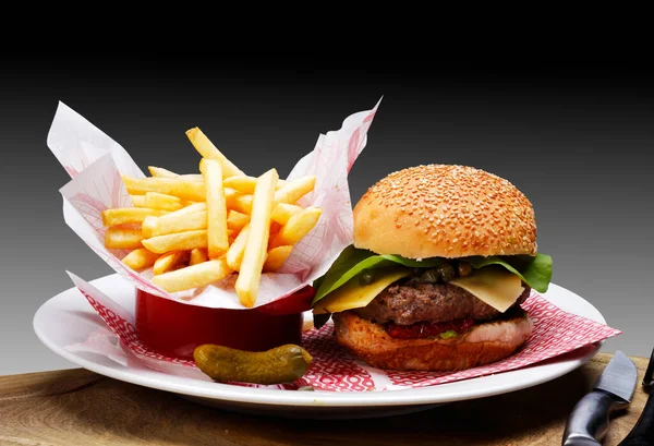 Burger Mięsem Ogórkowym Frytkami — Zdjęcie stockowe