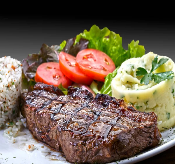 Čerstvé Grilované Maso Grilovaný Hovězí Steak Bramborovou Rýží Salátem — Stock fotografie