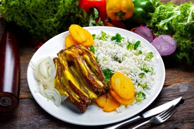 sebze, biftek ve patates püresi, pilav.