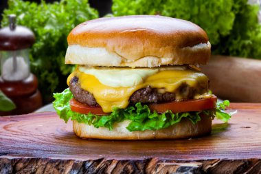 Etli çörek ve sebzeli lezzetli hamburger.