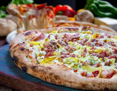 Mısır, pastırma, biber, soğan, bezelye pizza