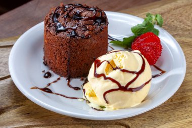 Çikolata fondant lav keki, küçük gateau.