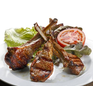 Makarna soslu kuzu pirzolası ve salata.