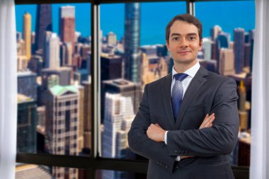 İdari işadamı, iş yerinde.