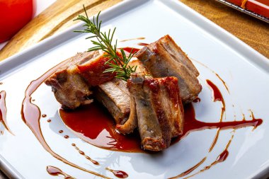 Kızarmış domuz kaburgası, barbekü.