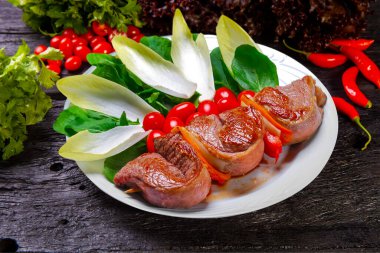 Picanha, geleneksel Brezilya bifteği ve salata.