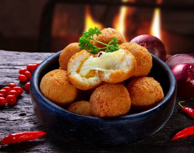 Peynirle doldurulmuş Brezilya atıştırmalıkları, pirinç topları.