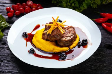 Biftek, patates püresi.