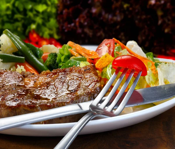 Daging Steak Panggang Dengan Salad — Stok Foto