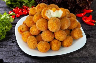 Brezilya yemeği, peynirli morina balığı ile doldurulmuş.