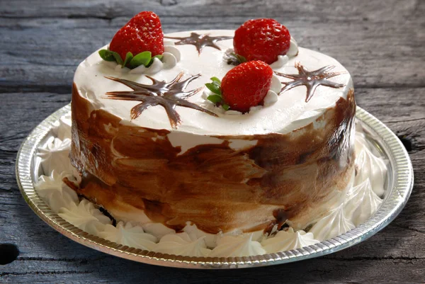 ホイップ クリームとチョコレートとイチゴのバースデー ケーキ — ストック写真