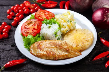 Izgara tavuk göğsü fileto, pilav, salata, patates, ananas dilimi.
