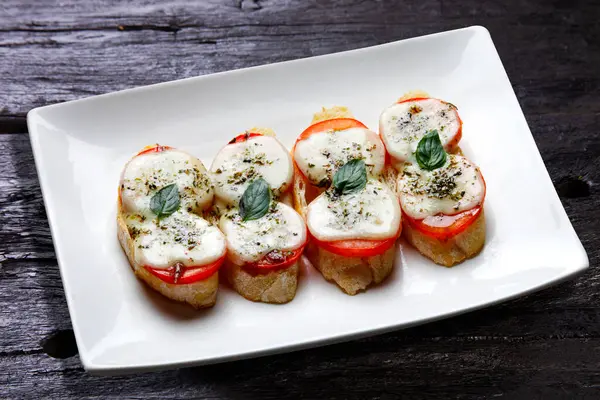 Bruschetta Con Tomate Mozzarella Albahaca —  Fotos de Stock