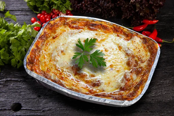 Lasagna Bolognese Dipanggang Dalam Oven Kayu — Stok Foto