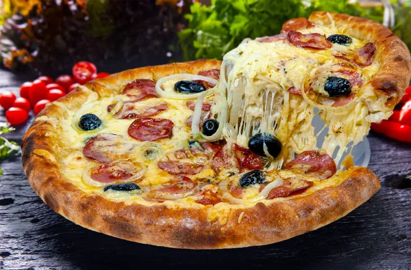 Піца Пепероні Цибулевими Кільцями Оліва — стокове фото