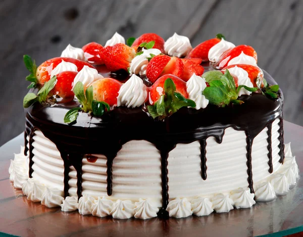 Kuchen Mit Weißer Schokoladenglasur Schlagsahne Und Erdbeeren — Stockfoto